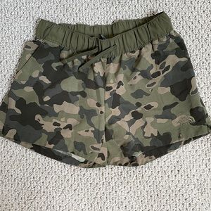 Wonen’s Camo shorts, The North Face